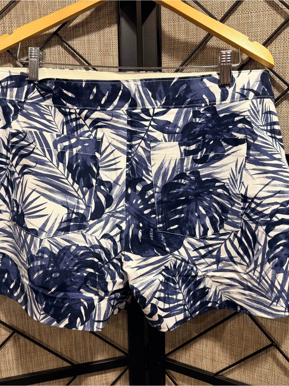 SPANX *NWT* Navy & White Tropical Leaf High-Rise Pull-On Shorts - XL - Picture 8 of 12